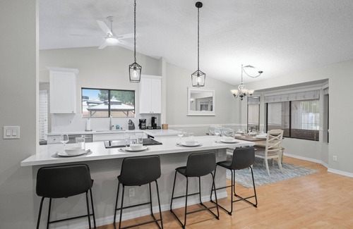 East Mesa Haus | Mesa Oasis 6BR Pool & Pickleball Sleeps 20