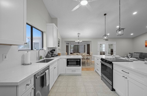 East Mesa Haus | Mesa Oasis 6BR Pool & Pickleball Sleeps 20