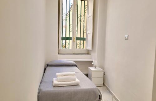 Vasto Wohnung | Metro, Railway Station - B&D House