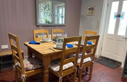 Tewkesbury Haus | Mews House, Tewkesbury town centre, hot tub, pets