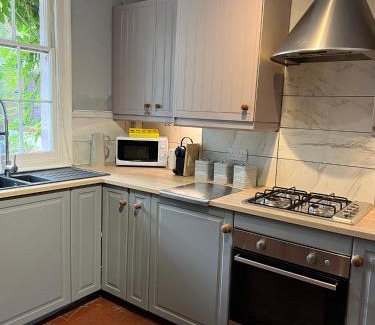 Tewkesbury Haus | Mews House, Tewkesbury town centre, hot tub, pets