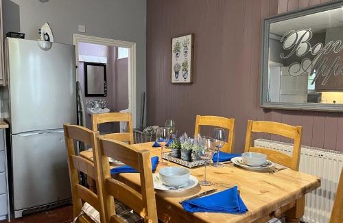 Tewkesbury Haus | Mews House, Tewkesbury town centre, hot tub, pets