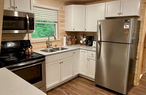 Kalkaska Kabine | MichiganAFrame (Manistee Lake) Kalkaska, MI: Genießen Sie die Herbstfarben hier! 4 Personen, 2 Kajaks inbegriffen