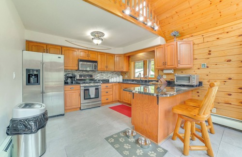 Mio Kabine | Michigan Cabin w/ On-Site Fishing Pond & Deck