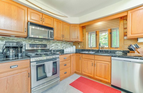 Mio Kabine | Michigan Cabin w/ On-Site Fishing Pond & Deck