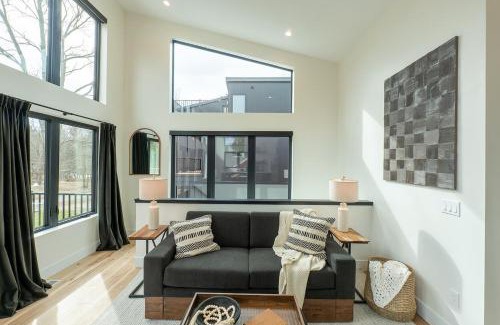 Saugatuck Haus | Michigan Mod Walk To Downtown