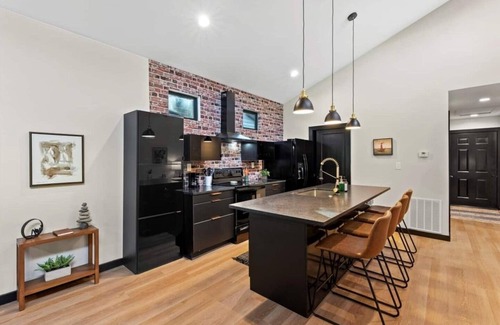 Northside District Haus | Mid-Century 3 BR In Heart of Downtown Lex