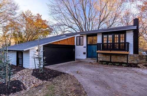 Lenexa Haus | Mid-Century Modern Retreat Home in Overland Park - Full Home