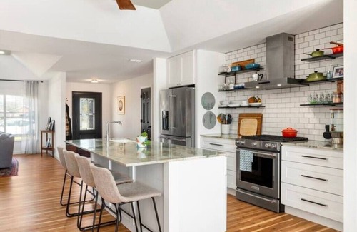 Hidalgo Haus | Mid-Century Modern 3 Bed, 2 Bath with a Pool