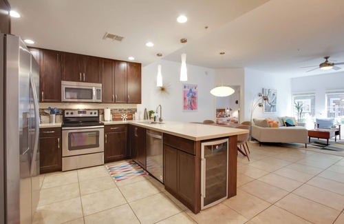 Desert Ridge Eigentumswohnung | Mid-Century Modern Phoenix Condo, Walk to High St!