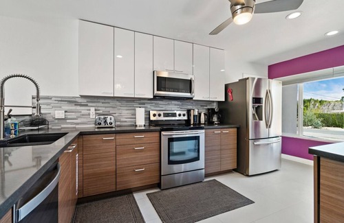 Racquet Club West Haus | Mid Century Modern Resort Pool, nur wenige Minuten von der Innenstadt entfernt. Toller Blick auf die Berge