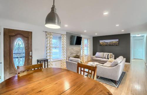 Littleton Haus | Mid-mod Home 3 Baths 2 Living Rms Yard