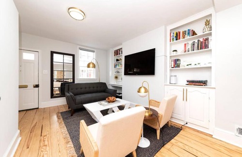 Historic District Haus | * Midcentury Modern Getaway * Prime Location *