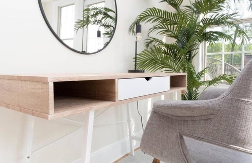 Historic District Haus | * Midcentury Modern Getaway * Prime Location *