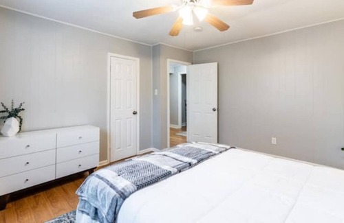 Capital View Haus | Midtown Cottage (Side B)