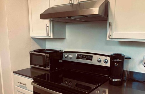 Hillcrest Wohnung | Midtown loft, King bed, touch of modern