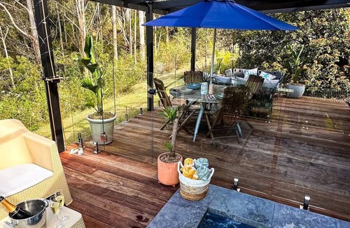 Kangaroo Valley Villa | Mike's Kangaroo Valley. A relaxing private cabin surrounded by beautiful nature.