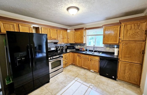 Lansing Haus | Miller Brite 3 bed/1.5 bath with all new deck!