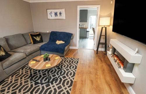 Padfield Hütte | MILO'S LODGE, pet friendly, with hot tub in Glossop