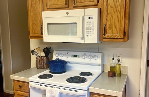 Eastabuchie Hütte | "Mini Farm" stay, Guest Cottage, 2 BD 1 Bath, Large Kitchen on 8 acres.