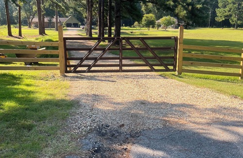 Eastabuchie Hütte | "Mini Farm" stay, Guest Cottage, 2 BD 1 Bath, Large Kitchen on 8 acres.