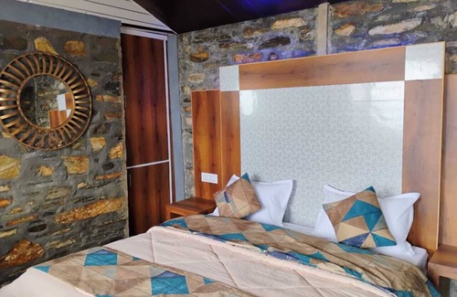 Shimla Hütte | Mini resort with just 5 cottages and can accommodate max 15 members.