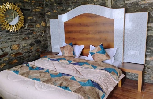 Shimla Hütte | Mini resort with just 5 cottages and can accommodate max 15 members.