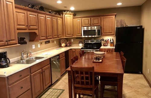 Big Creek Haus | 8BR / 7. 5Bad 2 Story Dock, 2 Kit, 5 Suiten, Feuerstelle, Seeufer, 2 Eismaschinen