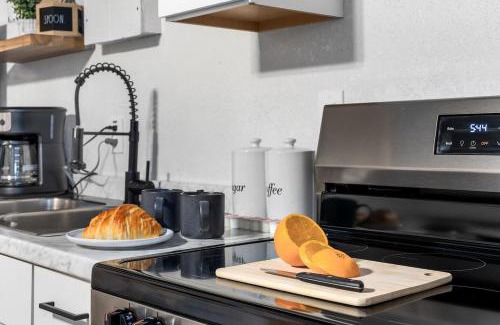 Tarpon Springs Haus | Mins to Beach - Studio Home- Walk to Downtown - Free Parking