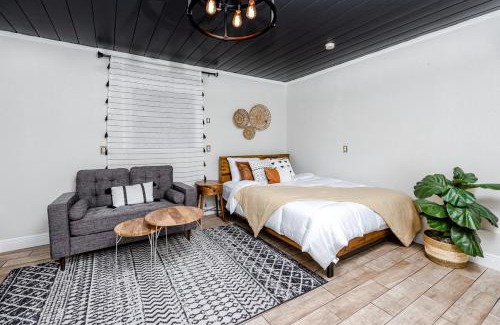 Tarpon Springs Haus | Mins to Beach - Studio Home- Walk to Downtown - Free Parking