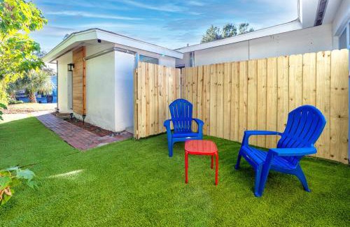 Tarpon Springs Haus | Mins to Beach - Studio Home- Walk to Downtown - Free Parking