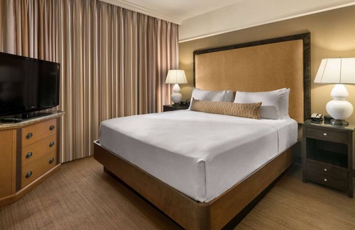 Gainey Village Villas Resort | Minutes Away from Phoenix Art Museum! Enjoy Full Kitchen & Free Parking!