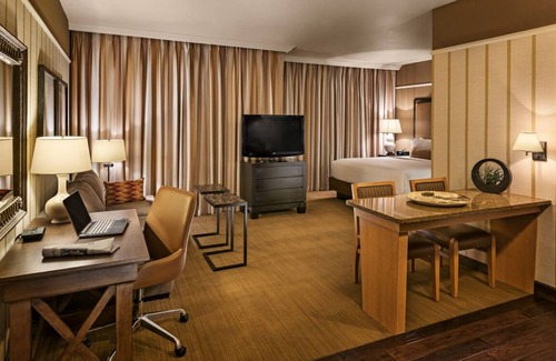 Gainey Village Villas Resort | Minutes Away from Phoenix Art Museum! Enjoy Full Kitchen & Free Parking!