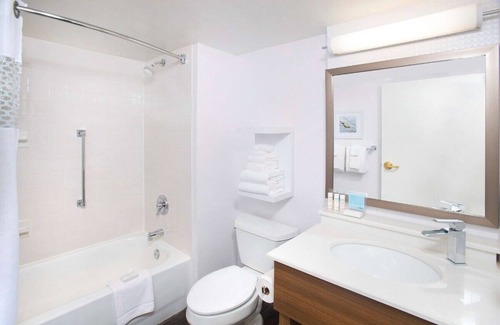 Parole Hotel | Minutes from History: 2 Relaxing Units w/ Free Breakfast Near Downtown Annapolis