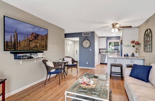 Town And Country Scottsdale Eigentumswohnung | Minutes from Old Town, renovated & private single story, pool outside the door.