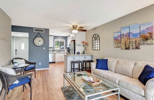 Town And Country Scottsdale Eigentumswohnung | Minutes from Old Town, renovated & private single story, pool outside the door.