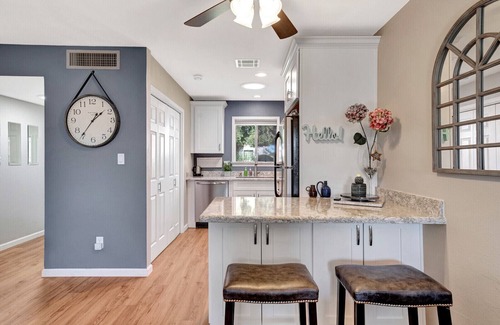 Town And Country Scottsdale Eigentumswohnung | Minutes from Old Town, renovated & private single story, pool outside the door.