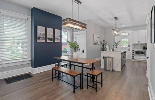 Victorian Village Haus | Minutes to Arena District - Foosball & Game Area