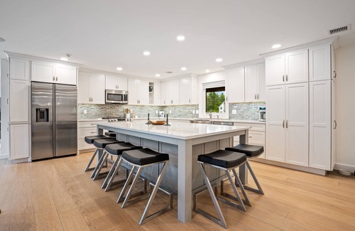Southern Coast Haus | Minutes to Beaches, Fenced In Yard & Deck, Chefs Kitchen, Beautiful Modern Home
