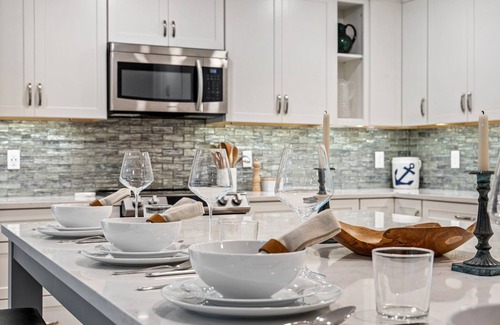 Southern Coast Haus | Minutes to Beaches, Fenced In Yard & Deck, Chefs Kitchen, Beautiful Modern Home