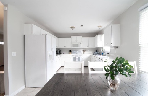 Apex Haus | Minutes to downtown Apex! Freshly renovated! Sleeps up to 8! Big backyard!