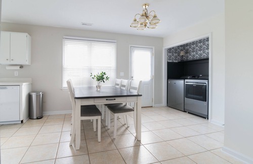 Apex Haus | Minutes to downtown Apex! Freshly renovated! Sleeps up to 8! Big backyard!