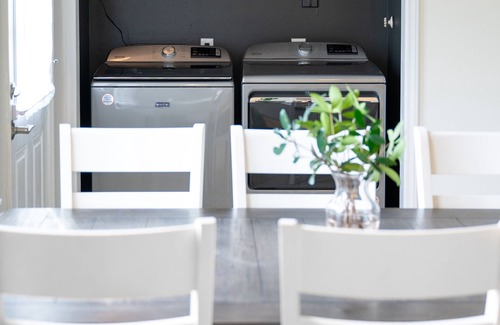 Apex Haus | Minutes to downtown Apex! Freshly renovated! Sleeps up to 8! Big backyard!