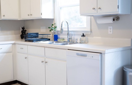 Apex Haus | Minutes to downtown Apex! Freshly renovated! Sleeps up to 8! Big backyard!