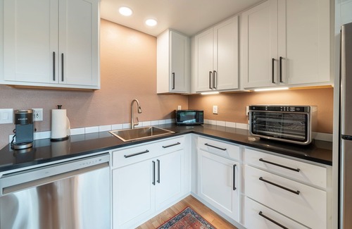 Sagewood Haus | Minutes to Mt. Bachelor & Lakes. Bonus sleep nook. Private fenced yard.