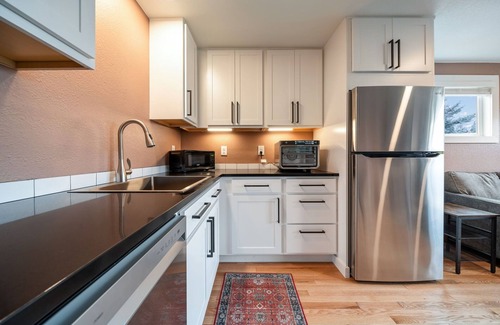 Sagewood Haus | Minutes to Mt. Bachelor & Lakes. Bonus sleep nook. Private fenced yard.