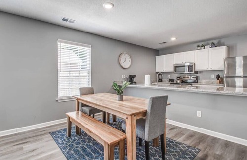 Berclair Haus | Minutes to the Memphis Zoo! The Berclair Cottage