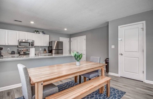 Berclair Haus | Minutes to the Memphis Zoo! The Berclair Cottage