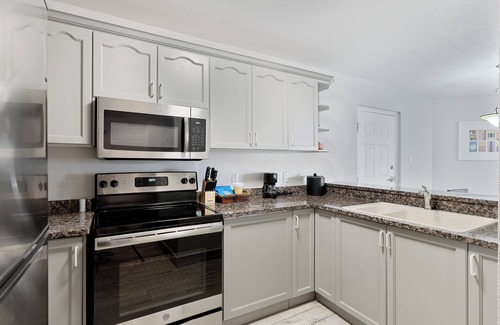 Crystal Harbour Wohnung | Minutes to Top-Rated Seven Mile Beach! 2 Relaxing Units, Pool, Beachfront!