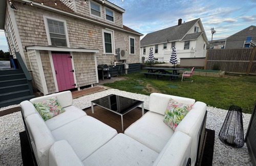 Misquamicut Hütte | Misquamicut Beach Cottage. 3BR in Westerly with Beach passes, hot tub, WiFi & AC